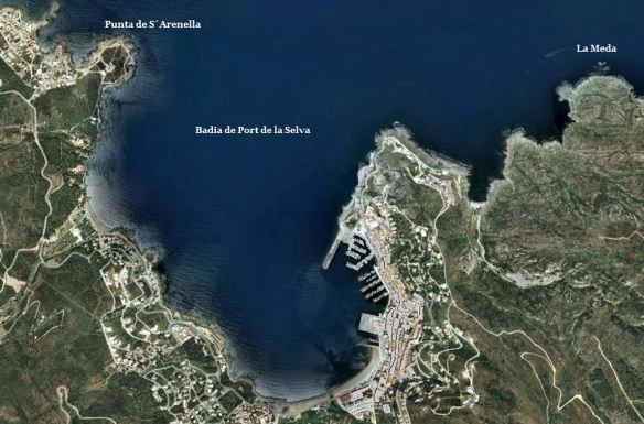 La badia de Port de la Selva és el marc on es desenvolupa el relat
